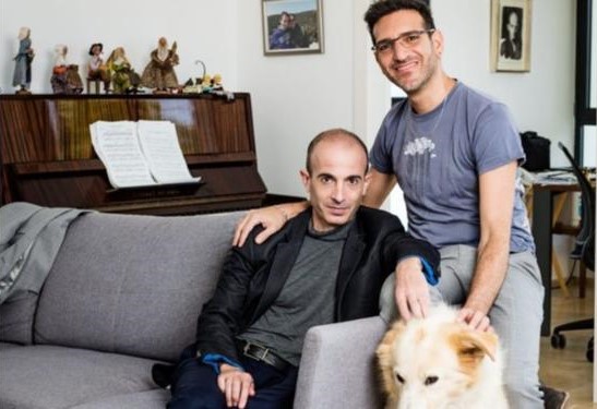 Yuval Noah Harari ve hayat arkadaşı Itzik Yahav. 