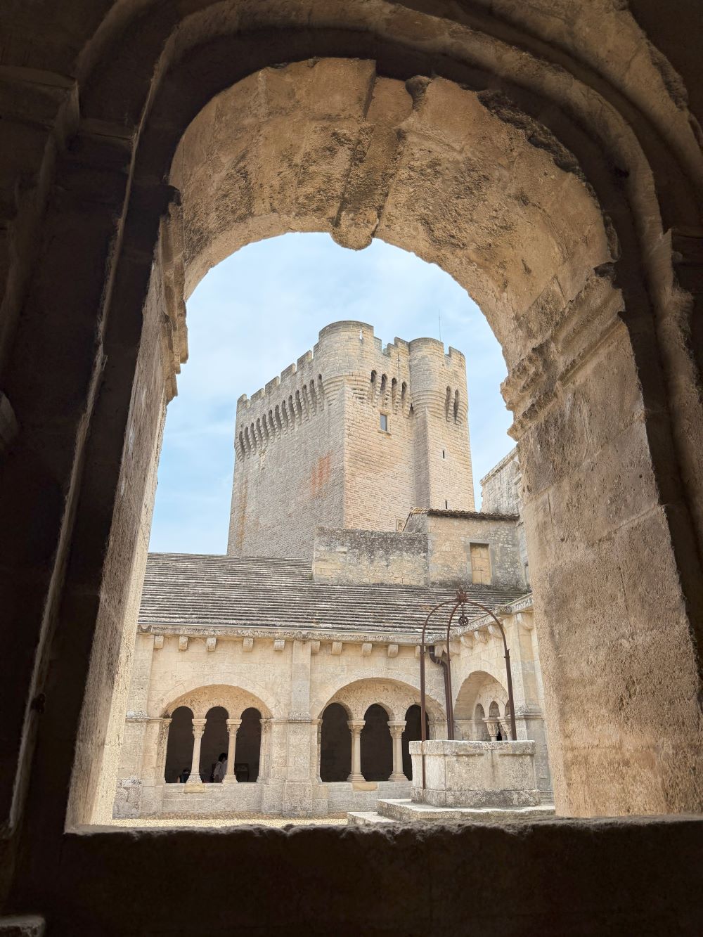 Arles: Gemiin izinde, gelecein nda bir sanat ehri