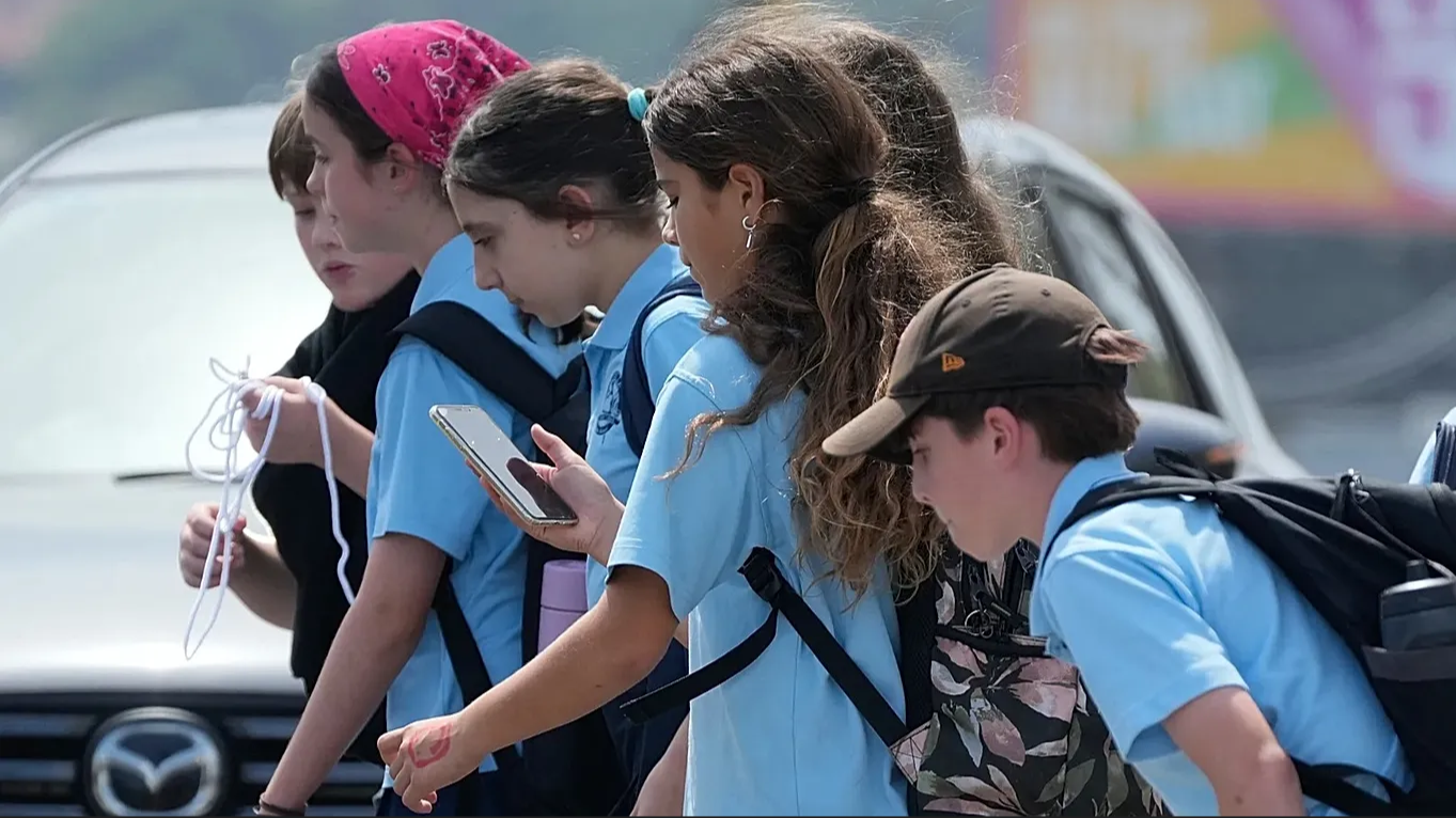 Avustralya&acute;da 16 ya� alt�na sosyal medya yasa�� kondu