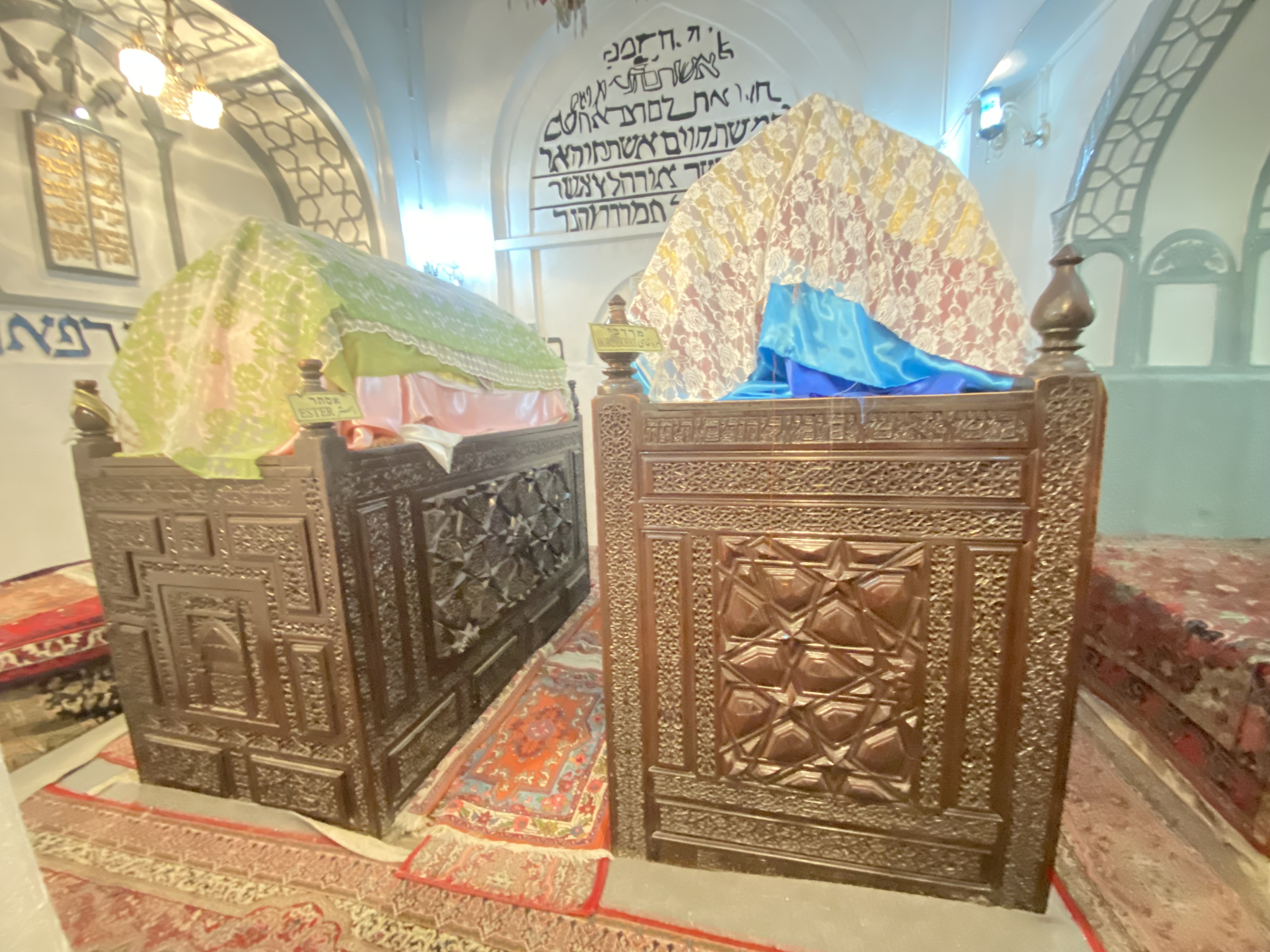 Tarihin sessiz tan�klar�: Hamedan&acute;da Ester ve Mordehay Mozolesi