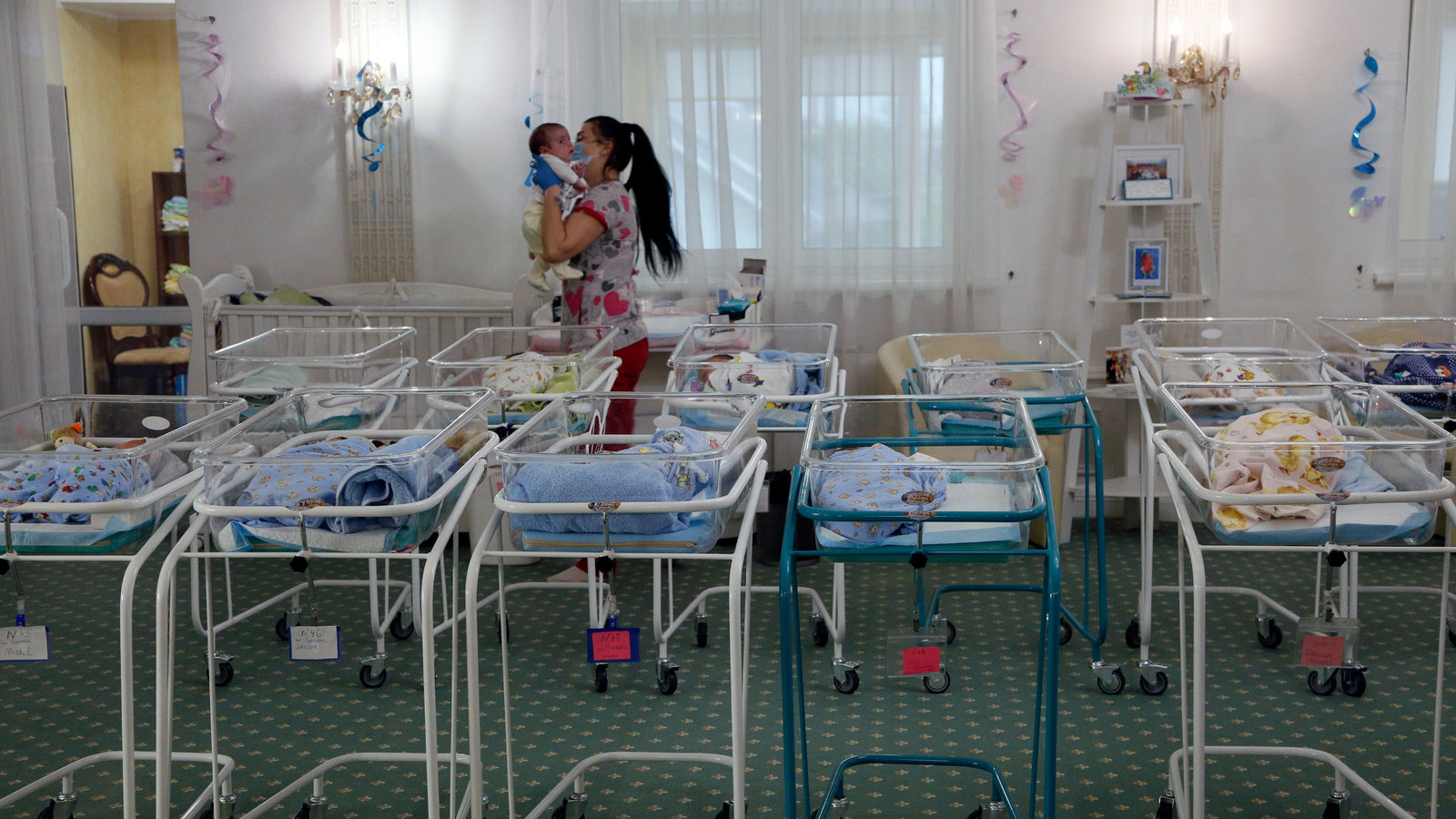 Karışık İşler - Ukrayna, Savaş ve Taşıyıcı Annelik